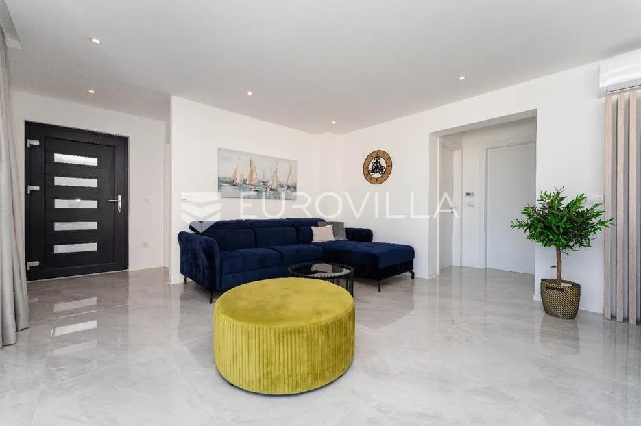 zadar, vir, luksuzna villa sa šest stambenih jedinica, samo 250m od mora - slika 9