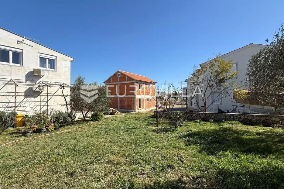 murter, građevinsko zemljište 618 m², drugi red do mora, s projektom za kuću - slika 4