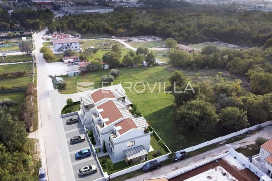 poreč, prekrasan trosobni stan u kući u nizu od 125 m2 s velikim vrtom - slika 6