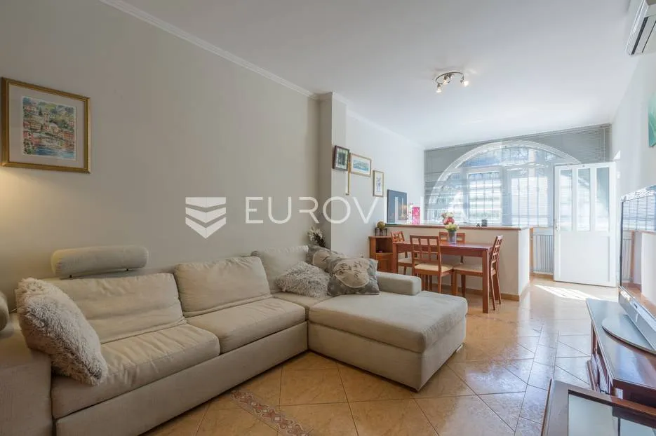 Istra, Rovinj, stan u prizemlju s velikom konobom u podrumu 89 m2