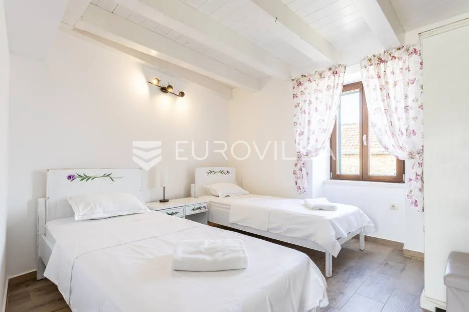 hvar, vrbanj, renovirana kamena kuća - slika 19