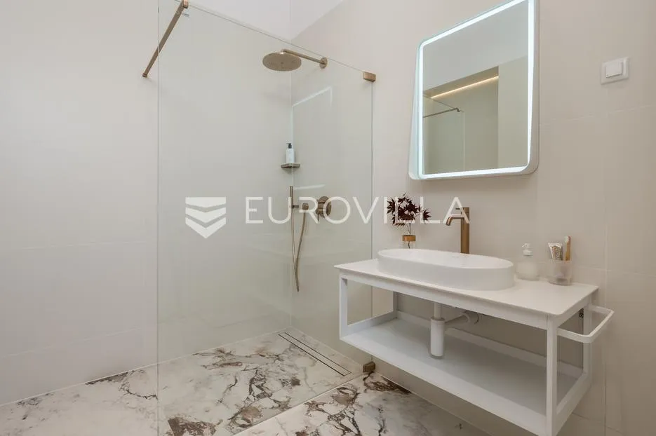 opatija, centar, novouređen luksuzan stan nkp 73,05 m2 - slika 11