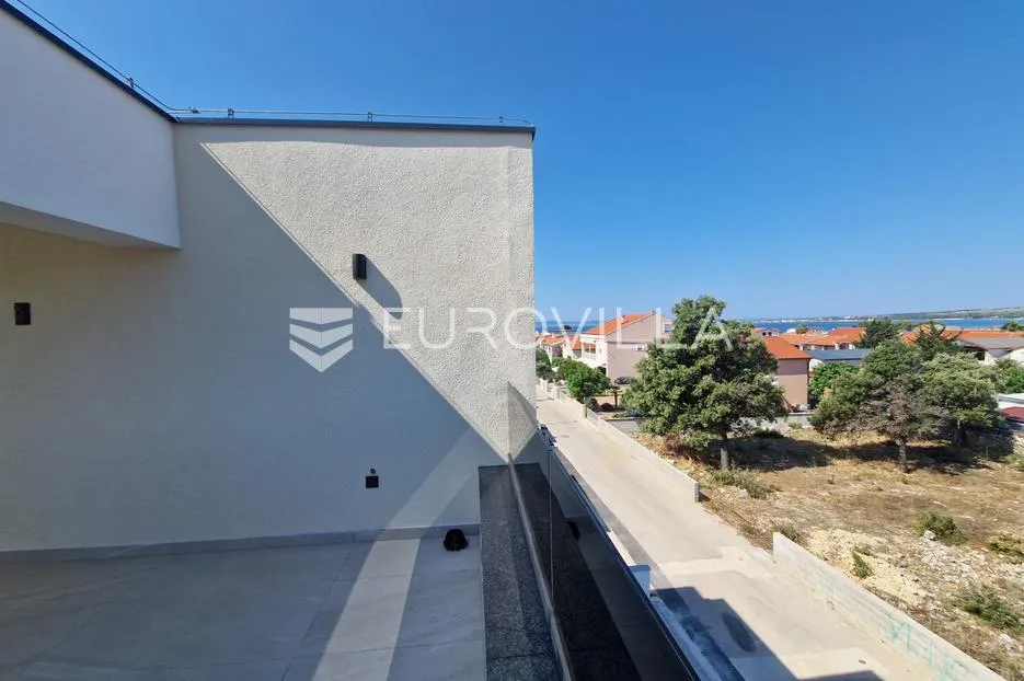 vir, trosobni apartman s krovnom terasom, pogled na more i okolicu - slika 15