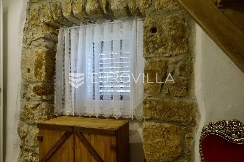 krk, omišalj, adaptirana kamena kuća u nizu s pogledom na more površine 54 m² - slika 24
