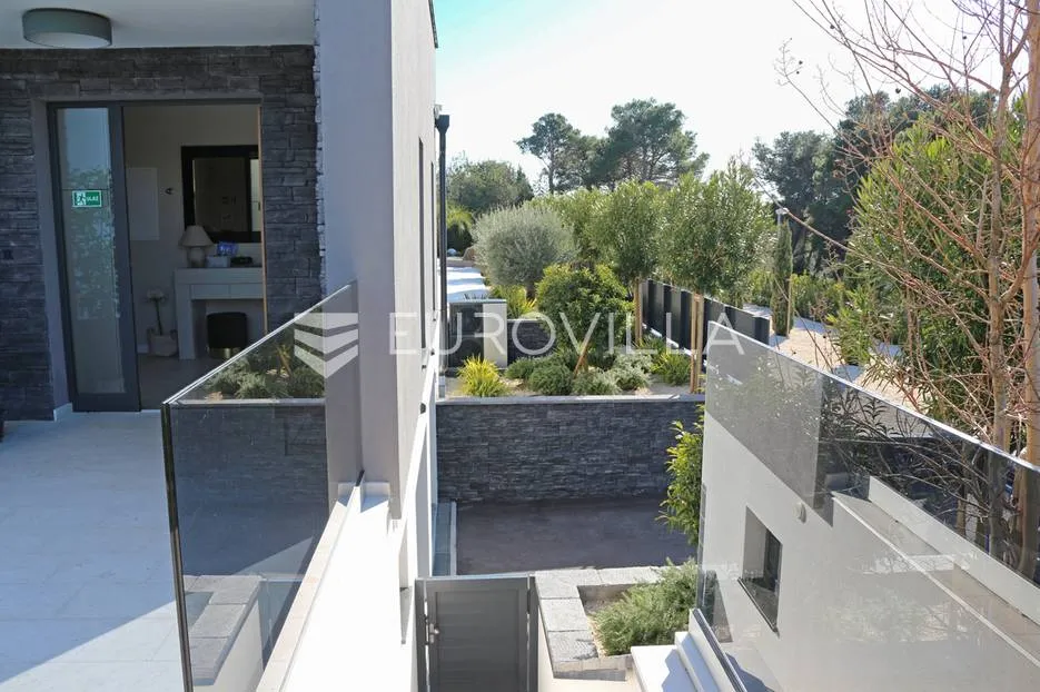 šibenik, vila s bazenom, saunom i vrtom dostupna od kolovoza - slika 25
