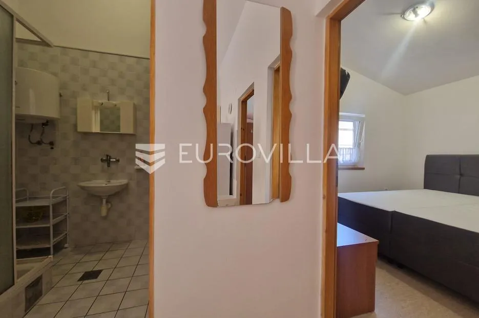 vir, kuća s dva apartmana, 6 spavaćih soba i velikim privatnim dvorištem - slika 14