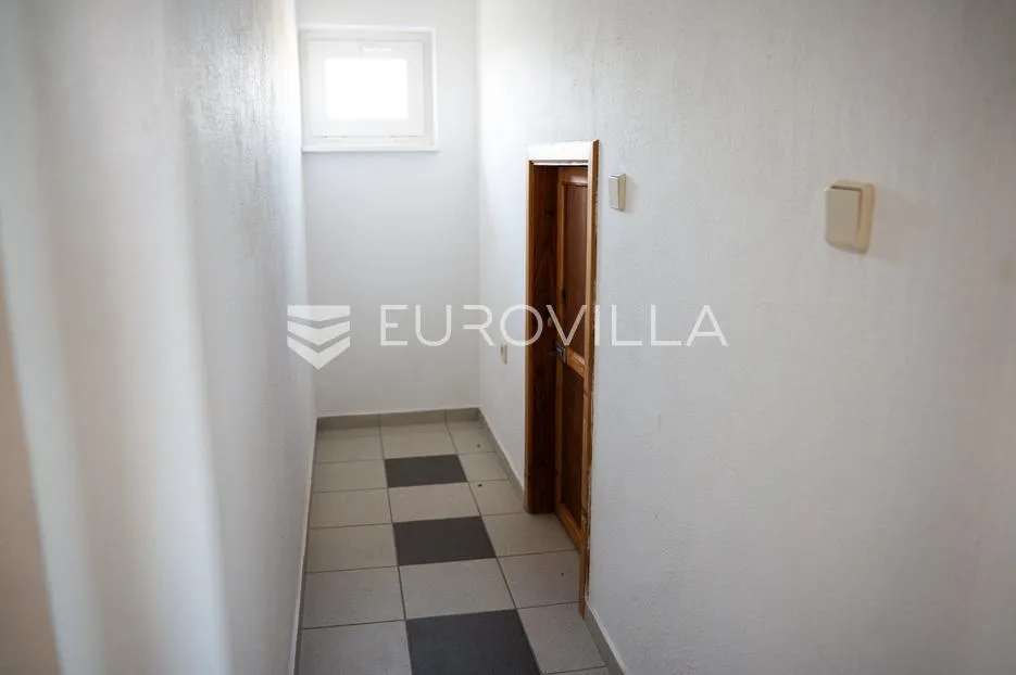 županja, prostrana obiteljska kuća površine 180 m² na parceli od 788 m² u mirnoj ulici - slika 9