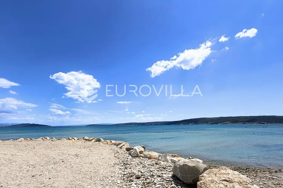 kaštel štafilić, kuća na prostranom zemljištu u provom redu do mora - slika 2
