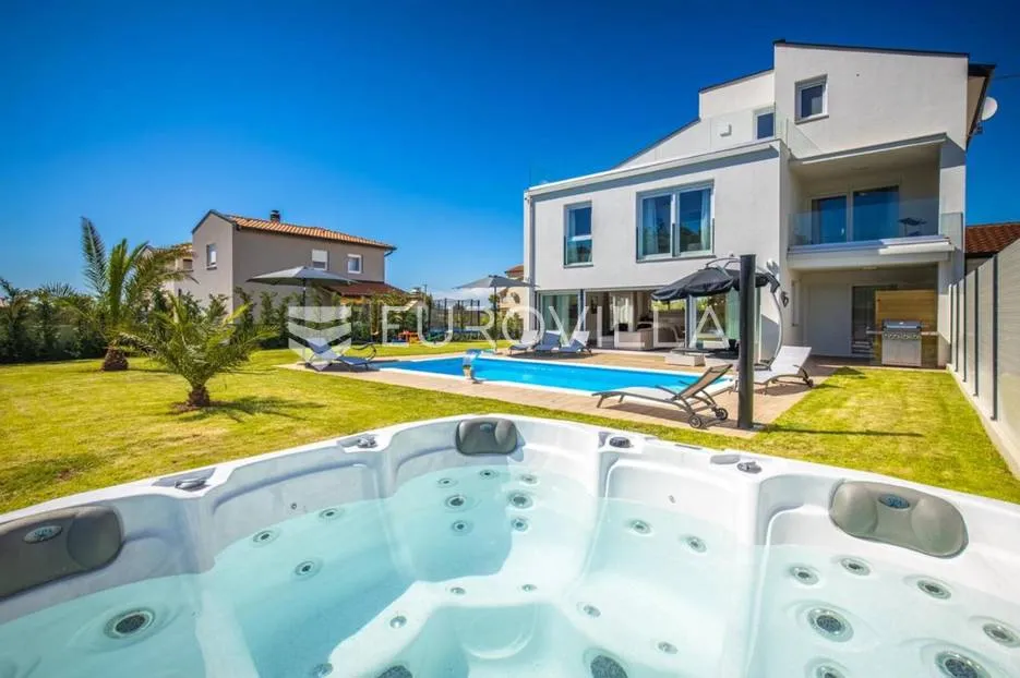 istra, poreč, luksuzna vila 244 m2 s bazenom i velikom uređenom okućnicom, pogled na more - slika 10