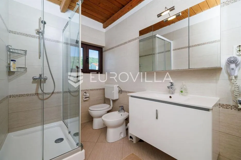 krk, punat, samostojeća kuća s dva apartmana po 100 m², studio apartman, bazen, garaža, sauna - slika 43