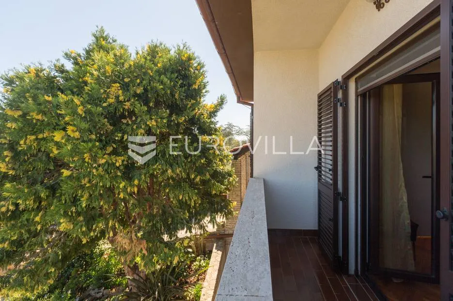 pula, veli vrh, vila s 4 odvojena apartmana, bazenom i velikom okućnicom - slika 36