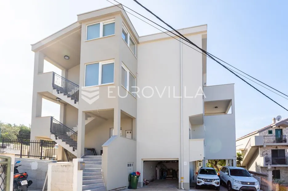 čiovo, okrug gornji, trosoban stan sa studio apartmanom, vrtom i pogledom na more - slika 23