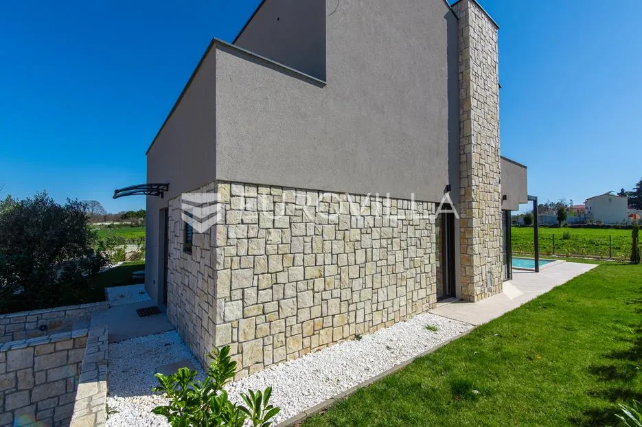 istra, krnica, moderna vila s bazenom i velikom okućnicom - slika 37