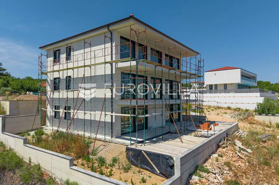 otok krk, vrbnik, moderan stan s pogledom na more, dodatnim studio prostorom i okućnicom - slika 19