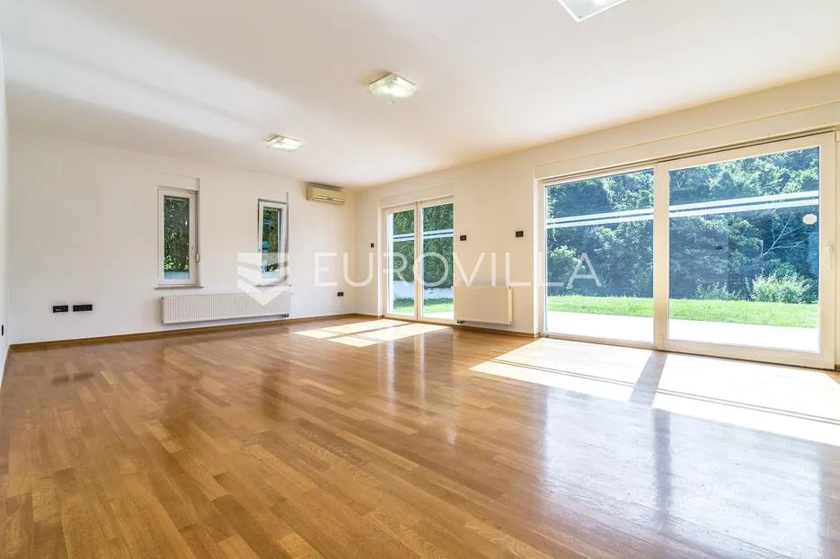 Zagreb, Šestine, prekrasna kuća s velikim vrtom i bazenom 300 m2
