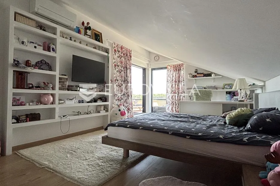 medulin, pješčana uvala, ekskluzivan penthouse prvi red do mora - slika 35