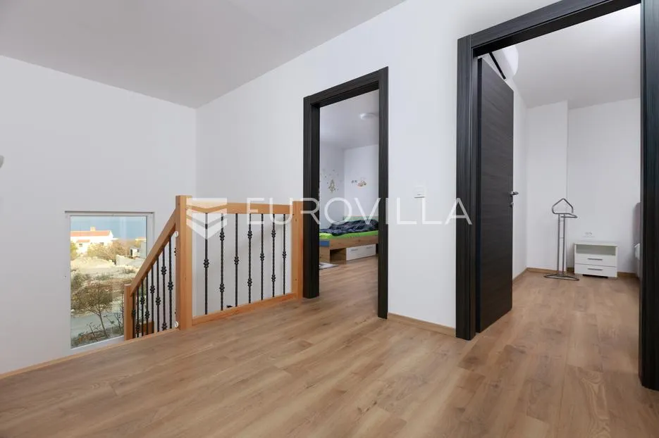 vrbnik, novogradnja od 152 m² s dvorištem - slika 13