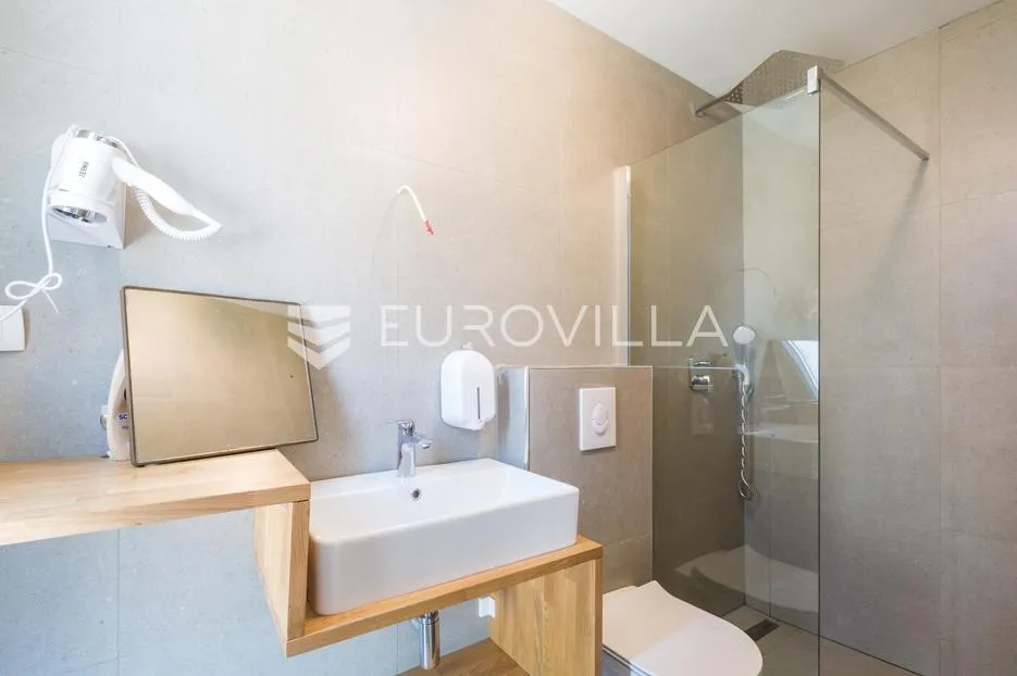 istra, rovinj, vila moderne arhitekture na 300 metara od mora - slika 13