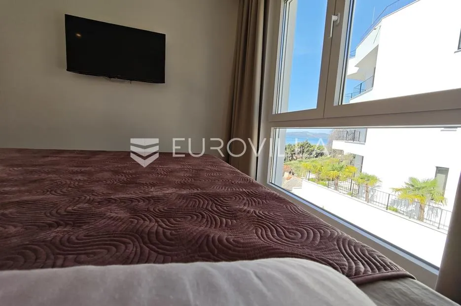 trogir, čiovo, dizajnerski uređen dvosoban stan s krovnom terasom garaža, jacuzzi - slika 5
