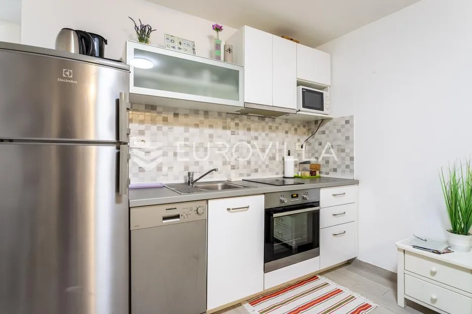 split, bol, dva namještena studio apartmana u centru grada - slika 29