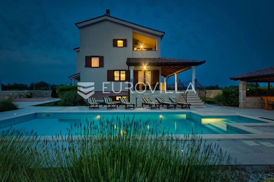 istra, svetvinčenat, 294 m² villa, bazen, jacuzzi te multifunkcionalno igralište na 2000 m² okućnice - slika 21