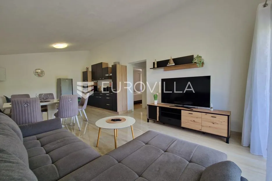 vir, elegantan trosoban apartman u centru vira, 600 m od plaže - slika 8