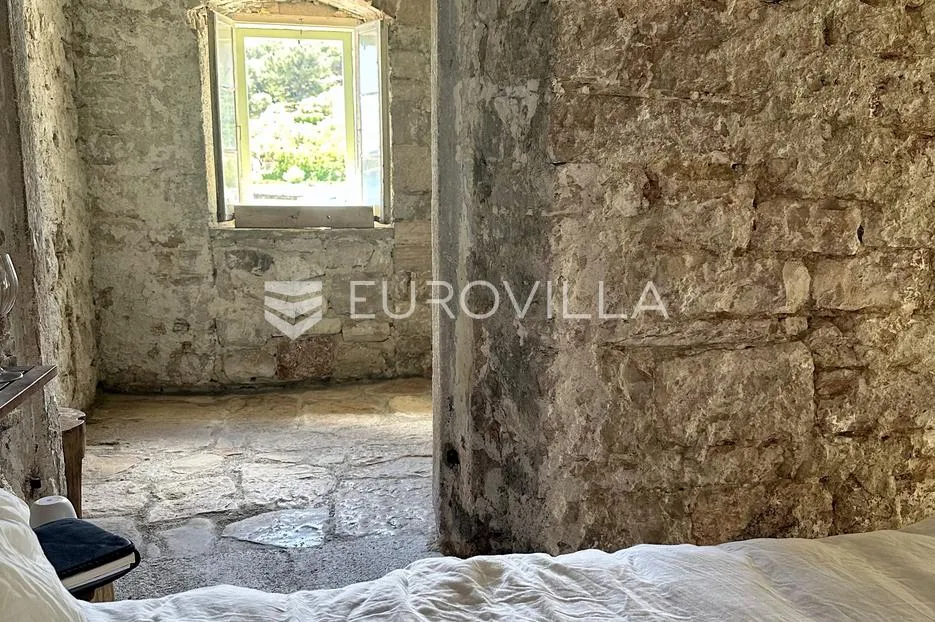 prvić luka, djelomično renovirana kamena kuća, prvi red do mora, 298 m² - slika 35