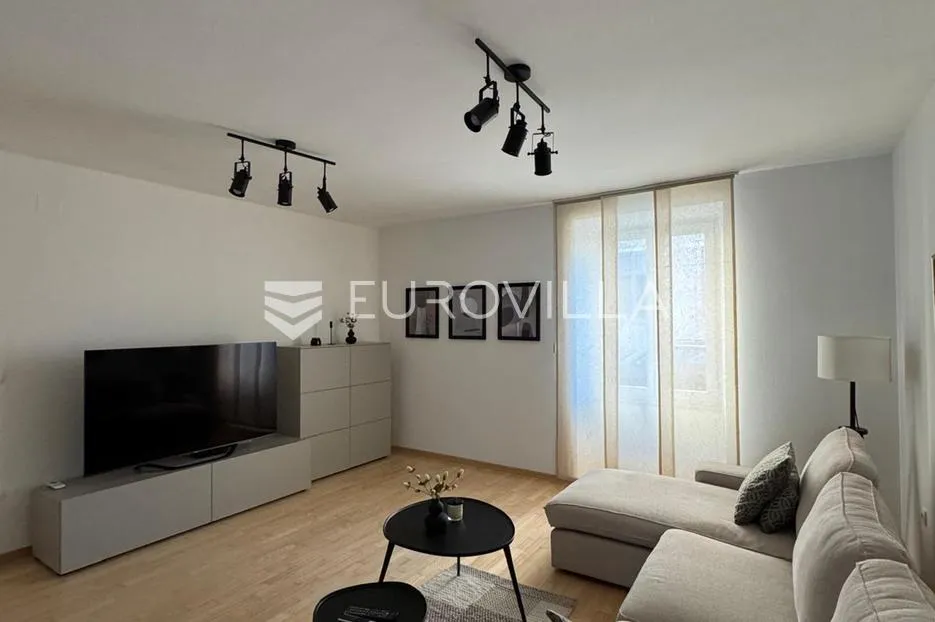 Istra, Pula, renovirana i namještena kuća nedaleko pulske Arene, 93 m², dvorište 63 m²