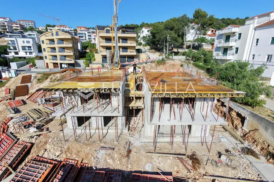 Trogir, Čiovo, trosoban stan s privatnim bazenom i dva parkirna mjesta - Okrug Gornji, Okrug