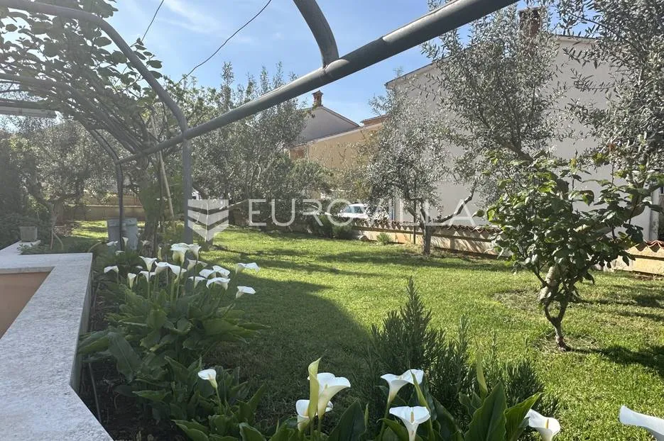 štinjan, prekrasna kuća u nizu s vrtom i pogledom more 300 m² - slika 12