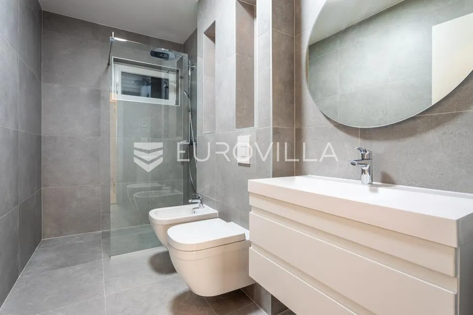 vodice, novogradnja, prostran apartman s dvorištem u centru mjesta, 146,06 m² - slika 8