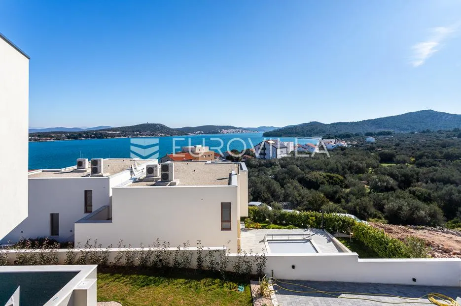otok murter, betina, prekrasna villa s bazenom - slika 24