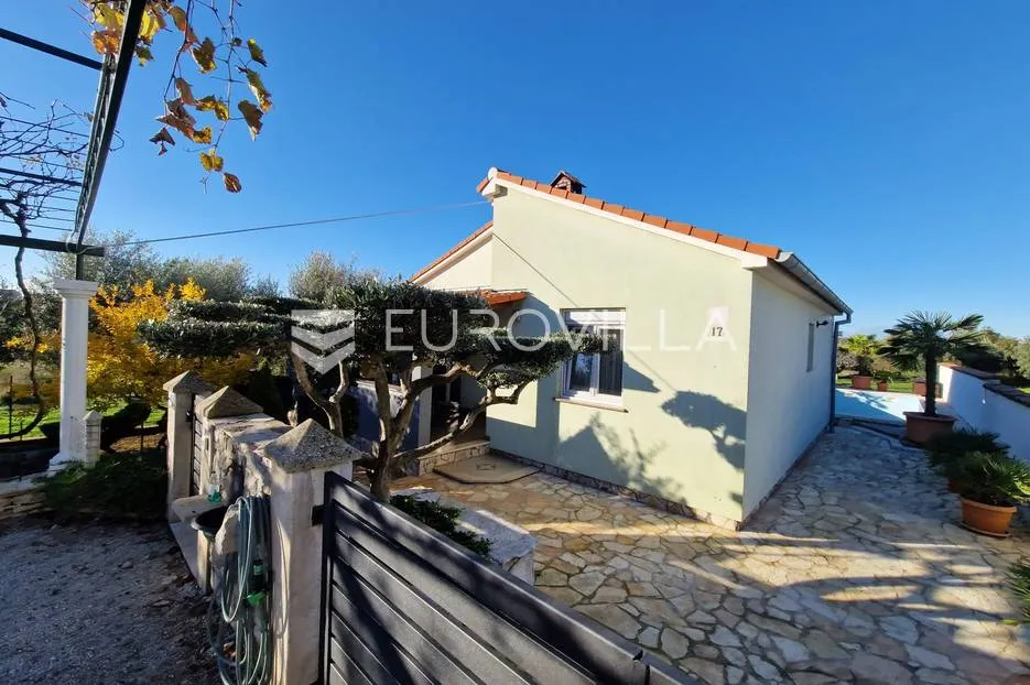 istra, pula - veli vrh, dvije samostojeće prizemnice sa bazenom nkp 50 m2 i 90 m2 - slika 45