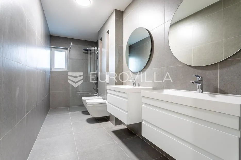 vodice, novogradnja, prostran apartman s dvorištem u centru mjesta, 139,61 m² - slika 7