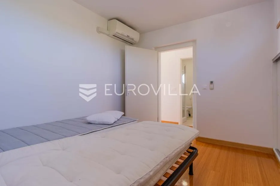 istra, poreč, unikatna dizajnerska vila s dodatnim apartmanom, wellnessom i grijanim bazenom - slika 51