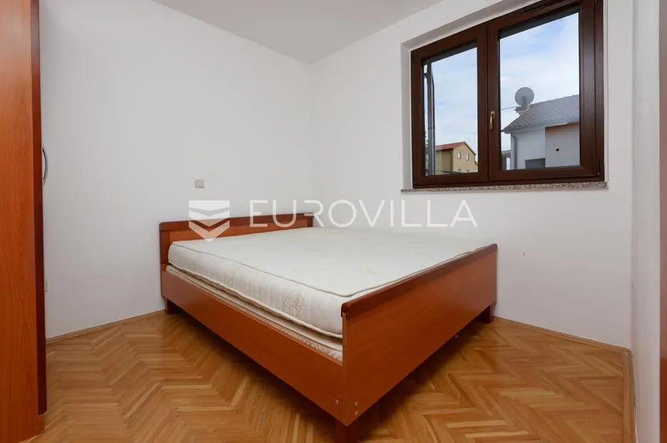 krk, uređen trosoban apartman, velika terasa s otvorenim pogledom - slika 10