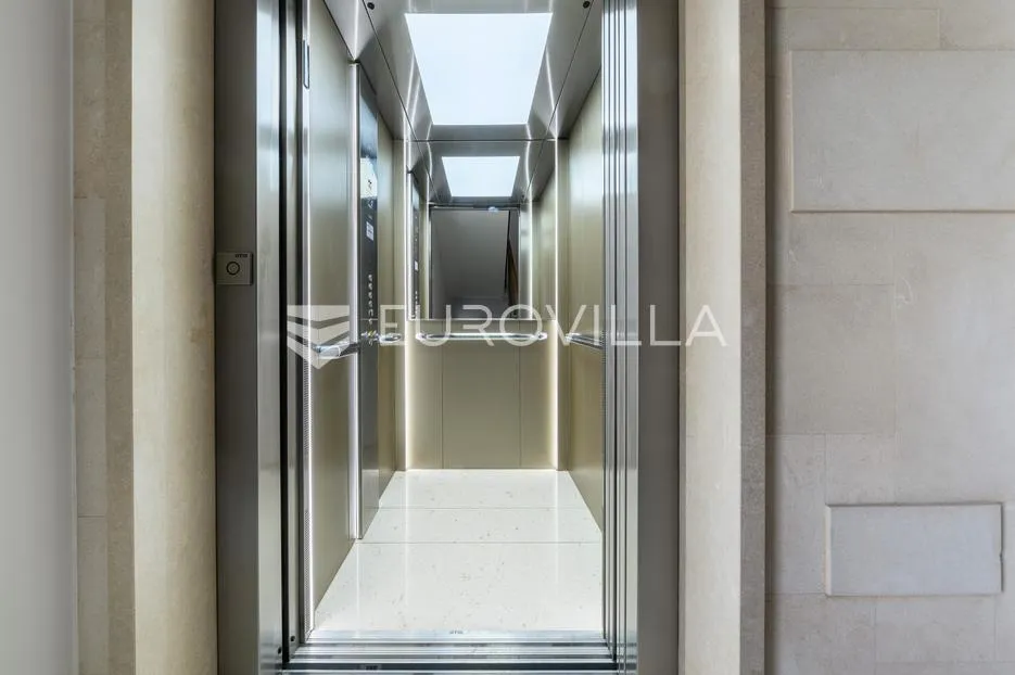 split, prekrasan penthouse s pogledom na more i grad - slika 42