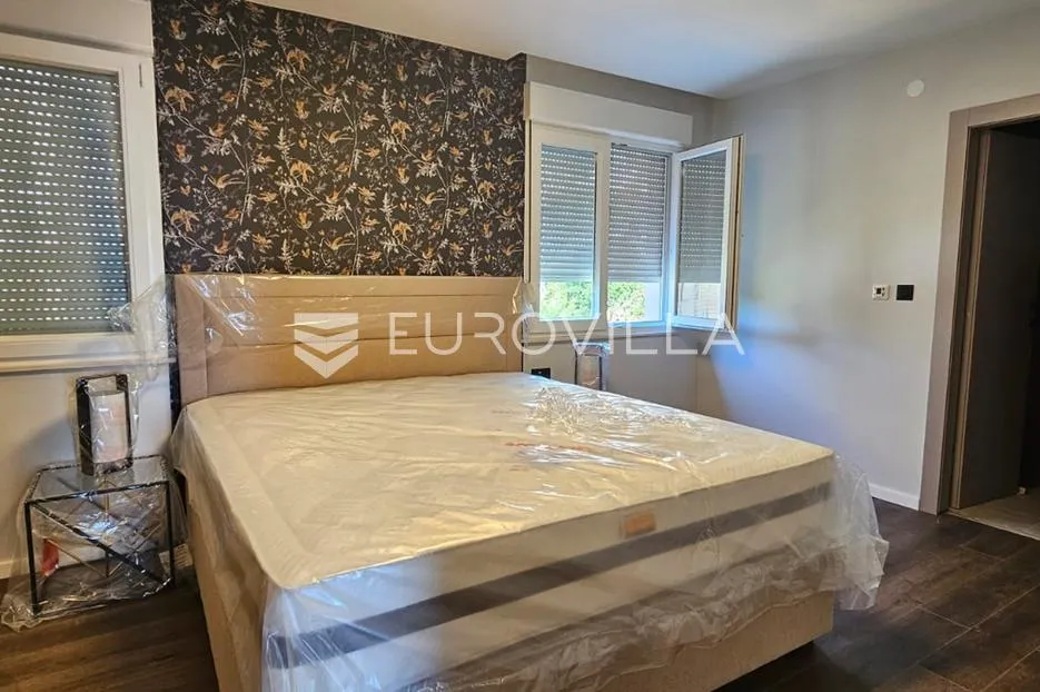 trogir, seget renovirana kuća s tri novouređena stana od 250 m², s gražom i parkingom - slika 5