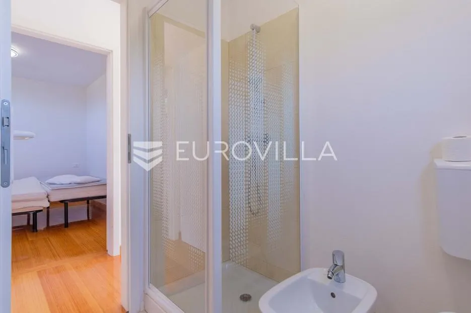 istra, poreč, unikatna dizajnerska vila s dodatnim apartmanom, wellnessom i grijanim bazenom - slika 53