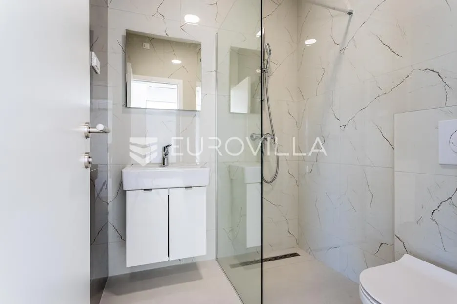 srima, trosoban penthouse na vrhunskoj lokaciji s pogledom na more - slika 15