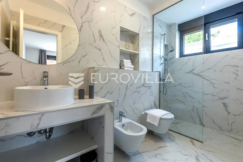 split, žrnovnica, moderna vila s bazenom i panoramskim pogledom smještena na zemljištu od 3740 m² - slika 18