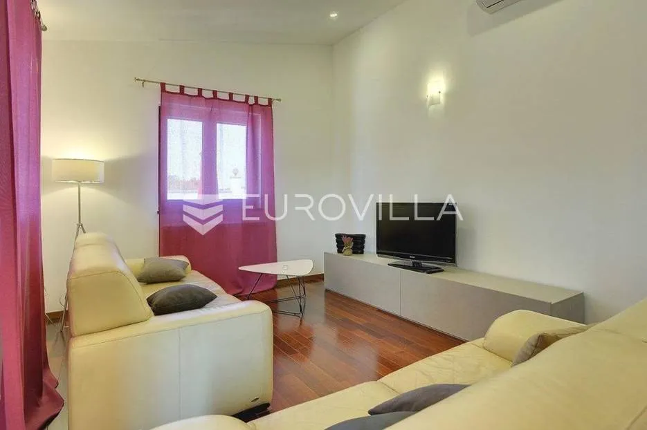 pula, valdebek, samostojeća kuća s bazenom i lijepom okućnicom, 386 m² - slika 28