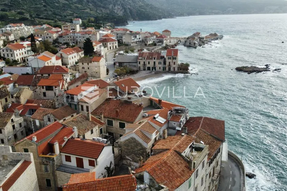 vis, komiža, tradicionalna kamena kuća na plaži - slika 9