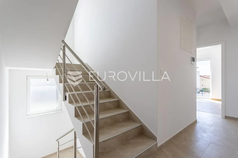 vodice, moderna dvojna kuća s bazenom, novogradnja 169,89 m² - slika 11