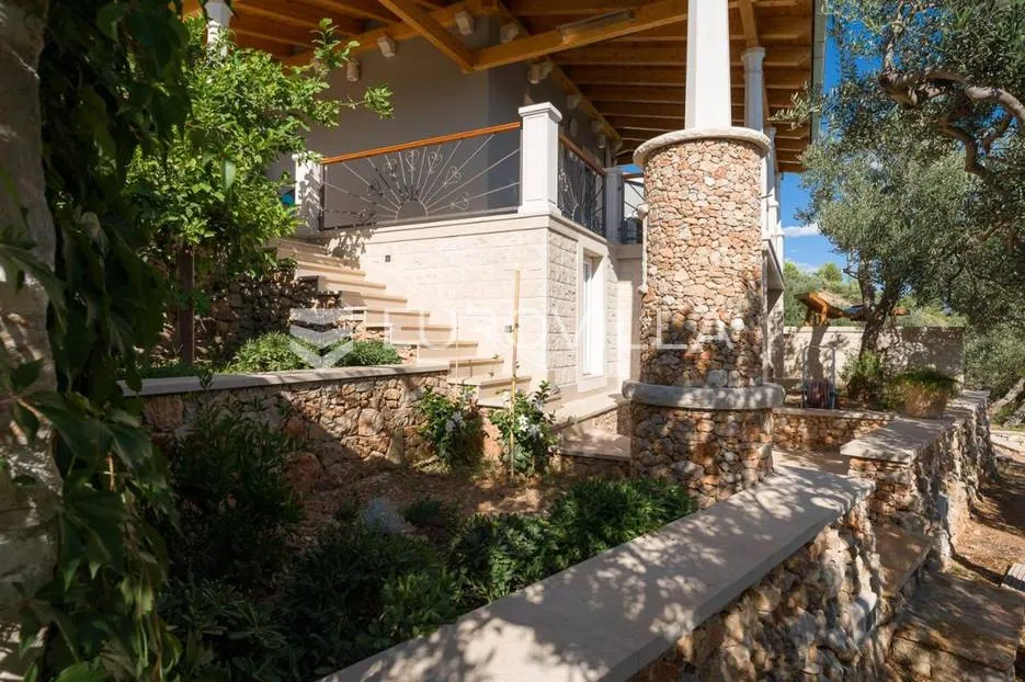 brač, prekrasna vila na jedinstvenoj lokaciji - slika 8