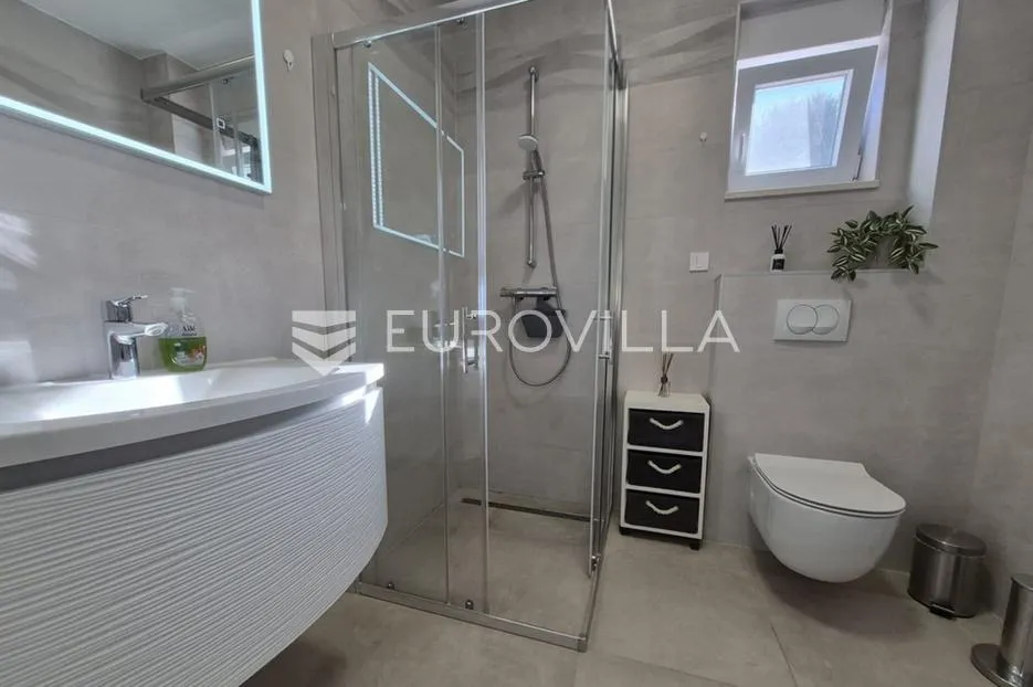 vir, prizemni apartman s 2 spavaće sobe, 40 m od mora, top lokacija - slika 23