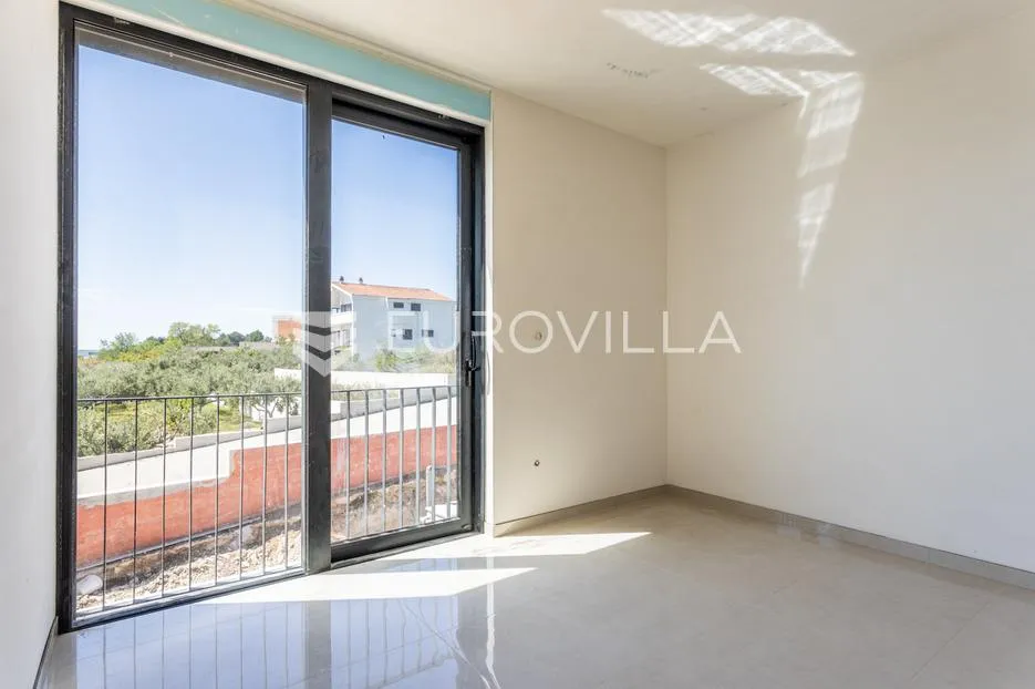 vodice, luksuzan stan na tri etaže s bazenom i krovnom terasom s panoramskim pogledom na more - slika 12