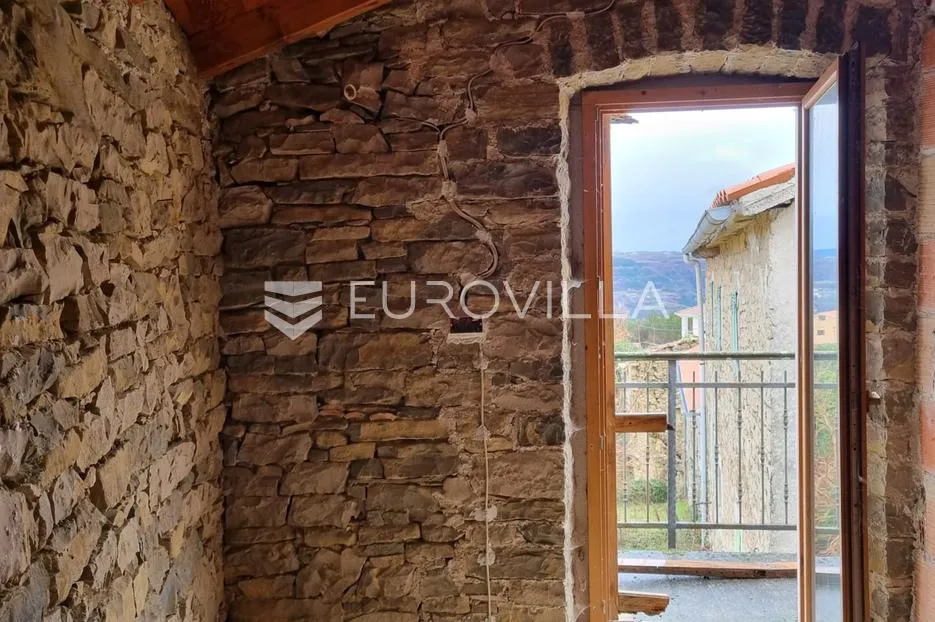istra, grimalda, kamena kuća u nizu 90m2 s panoramskim pogledom na jezero i okolicu - slika 6