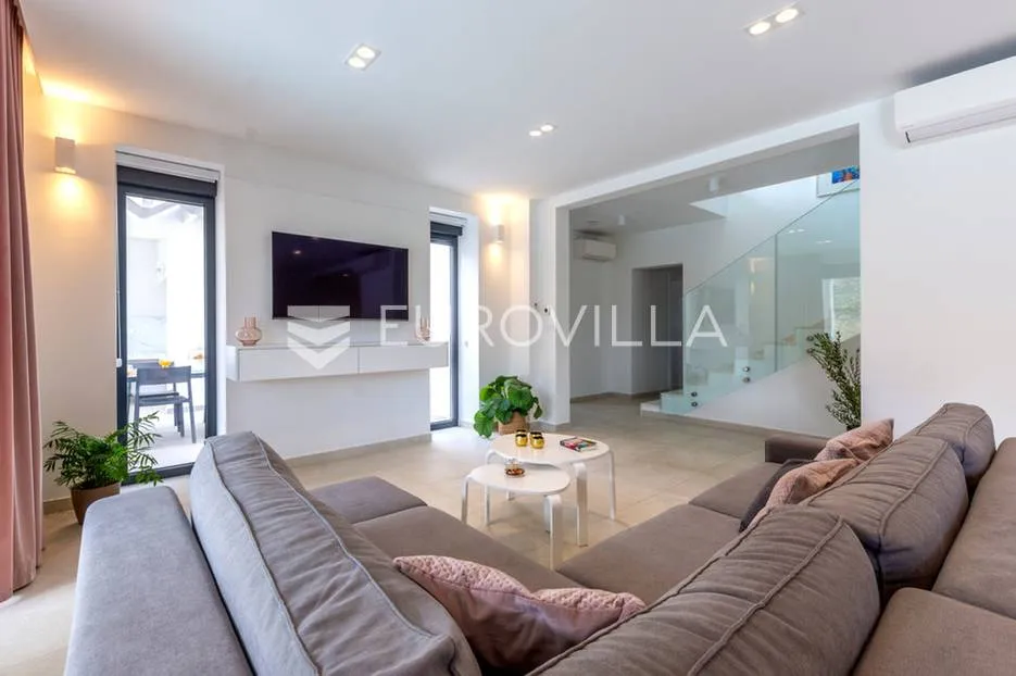 split, žrnovnica, moderna vila s bazenom i panoramskim pogledom smještena na zemljištu od 3740 m² - slika 9