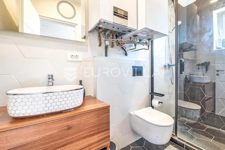zagreb, dubec, novouređena kuća s dva stana i garažom, 190 m² - slika 6